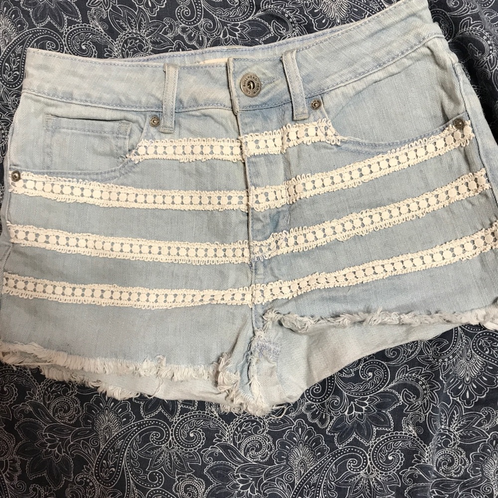 Bullhead Jean shorts cute design on front